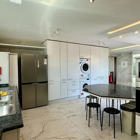 Ocean Drive - Near The - 14 Pax -